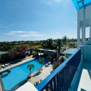 ban công phòng gia đình tại santorini villa cam ranh