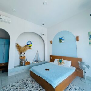 phòng deluxe 1 giường đôi có ban công ở khách sạn santorini cam ranh