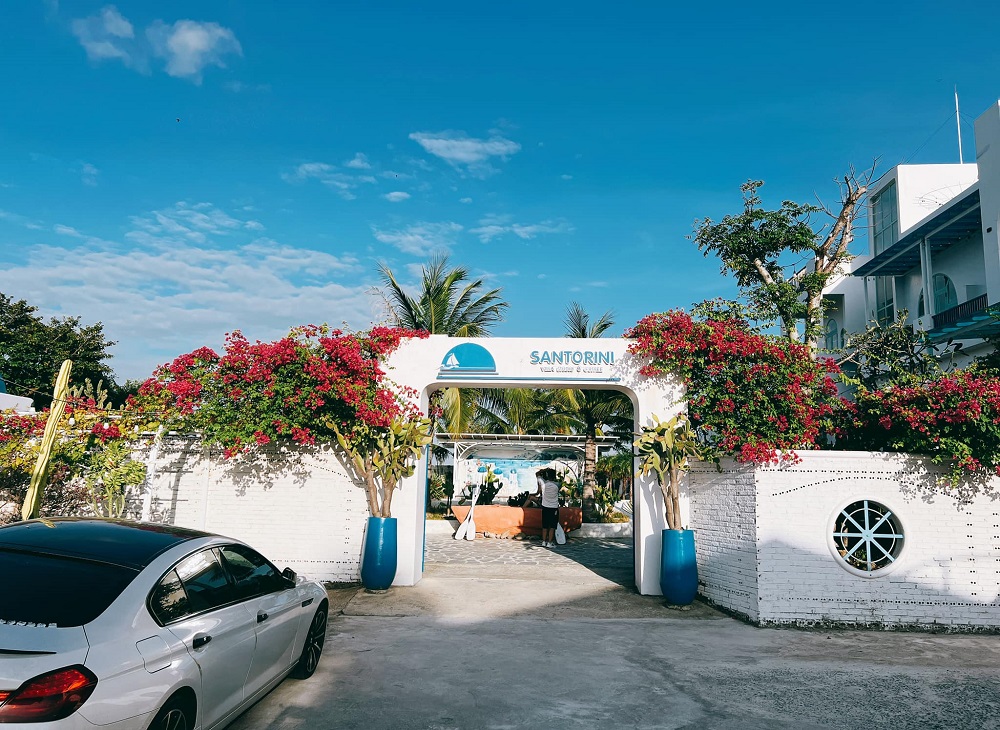 check in khu vực cổng vào santorini villa cam ranh