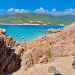 vách đá là đặt trưng tại đảo bình hưng