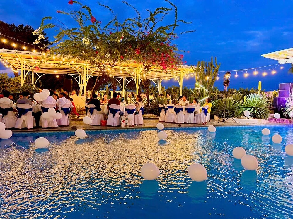 tiệc pool party ở cam ranh