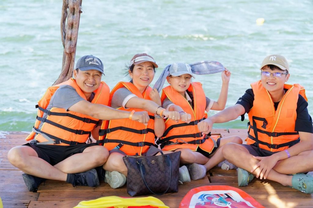 du khách sẳn sàng trải nghiệm rừng ngập mặn cam ranh