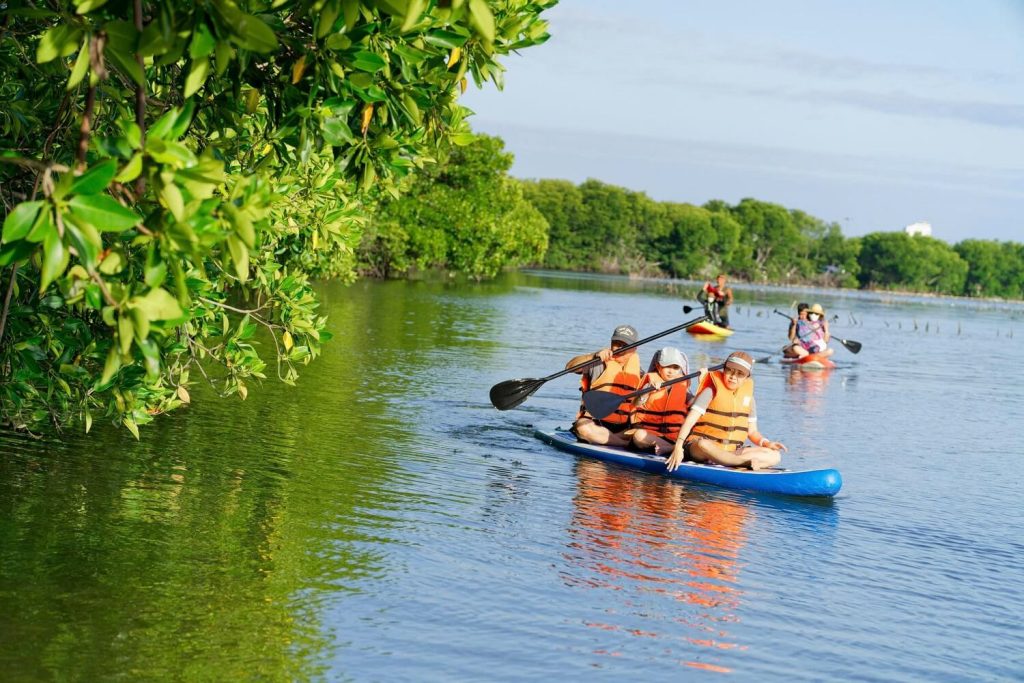 len lỏi qua từng ngạch nước ở rừng đước cam lâm