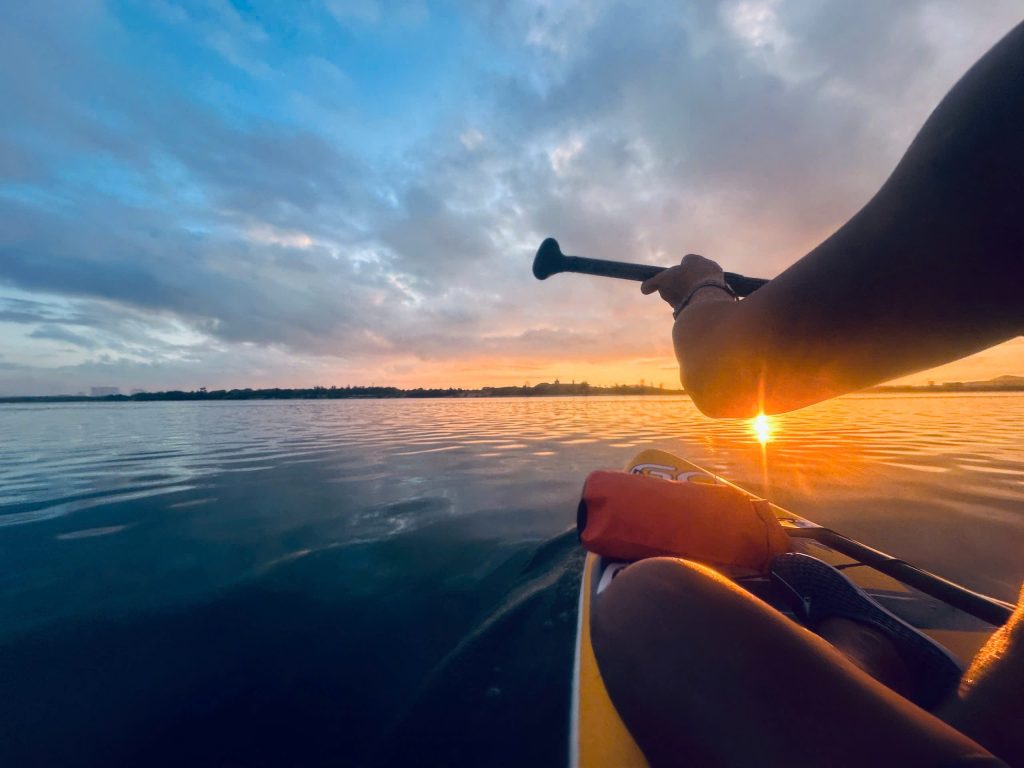 chèo thuyền sup và đón những ánh nắng đầu tiên trên đầm thủy triều