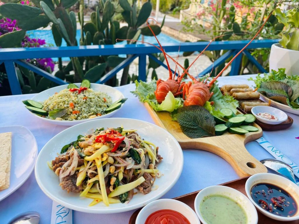 tiệc pool party ở santorini cam ranh